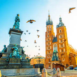 Marktplein in Krakau met historische gebouwen, de Lakenhal in het midden en een levendig plein met mensen onder een heldere lucht.