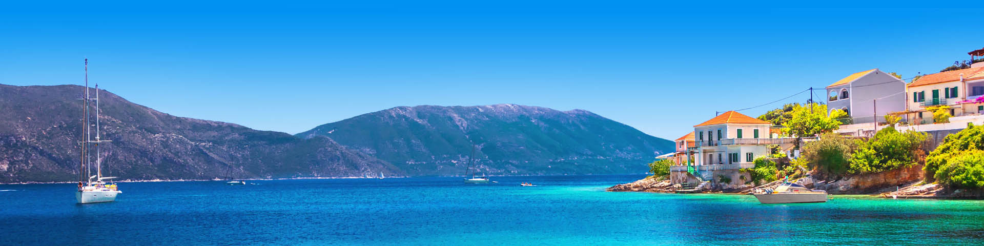 Het helderblauwe zeewater met bergen op de achtergrond tijdens de paasvakantie Kreta