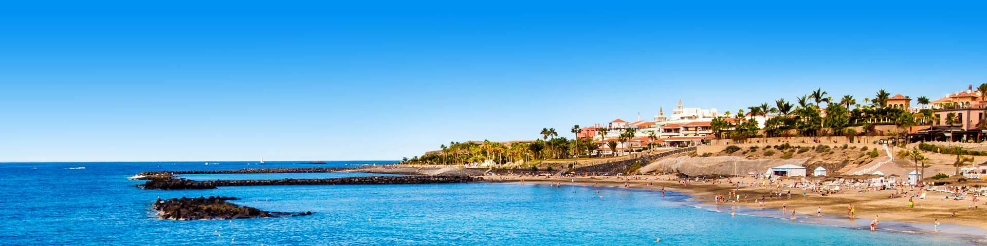 Kustlijn op het eiland Tenerife met hotels aan zee