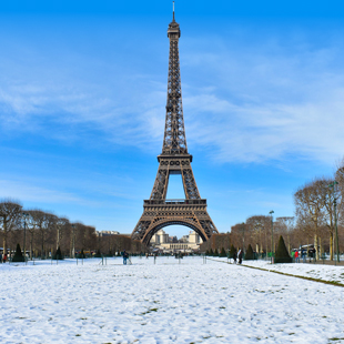 De Eiffeltoren in de sneeuw