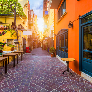 Karakteristiek straatje in het historische Chania met gekleurde gevels