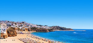 strand en blauwe zee in Portugal