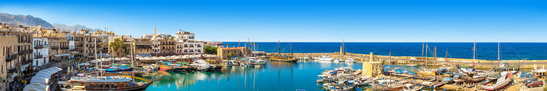 Haven, met boten en uitzicht over de zee in Cyprus