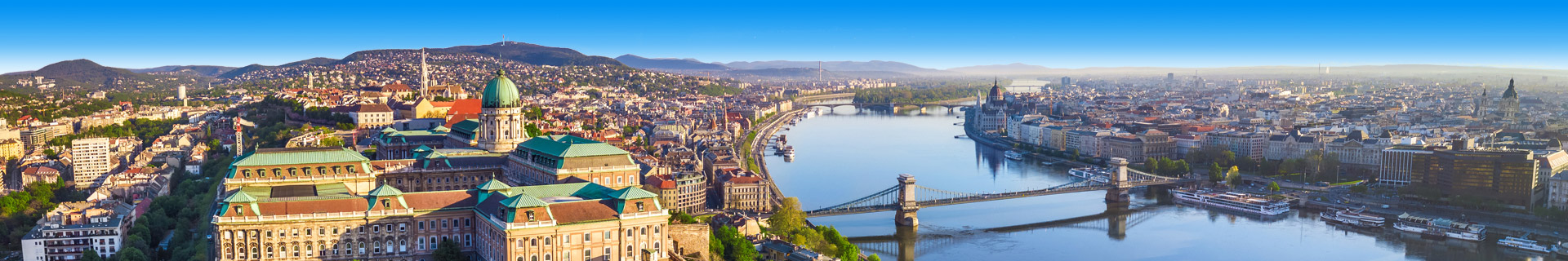 Uitzicht op gebouwen, een brug en rivier in de stad Budapest in Hongarije