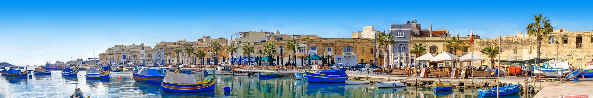 Uitzicht op schattige bootjes in de haven van Malta