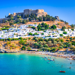 Witte Griekse huizen en de zee