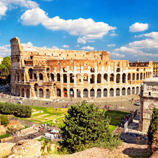 Colosseum in Rome met blauwe lucht en toeristen