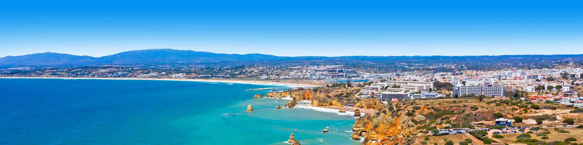Luchtfoto van een Portugese stad, het strand, de zee en bergen