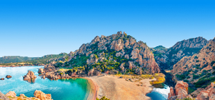 Mooi uitzicht op een rivier met bergen op de achtergrond op Sardinië
