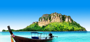 Uitzicht op bootje in helderblauwe zee op tropische bestemming