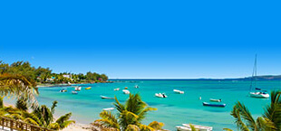 Uitzicht op helderblauwe zee op zonnige bestemming