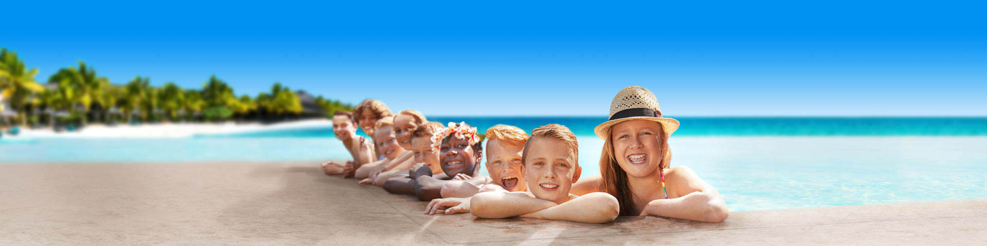 Kindjes op een rij aan de rand van het zwembad tijdens de meivakantie