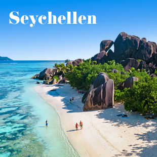 Strandwandelaars verkennen baai met granieten rotsen, Seychellen.