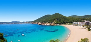 Prachtige baai met helderblauwe zee in Spanje