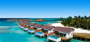 Swim up kamers bij een resort op een tropisch eiland