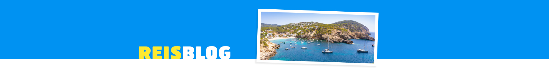 Uitzicht over een baai op Ibiza met helderblauw water en boten