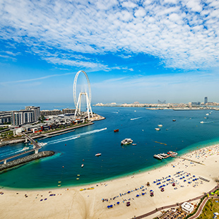 Uitzicht over de kust van Dubai