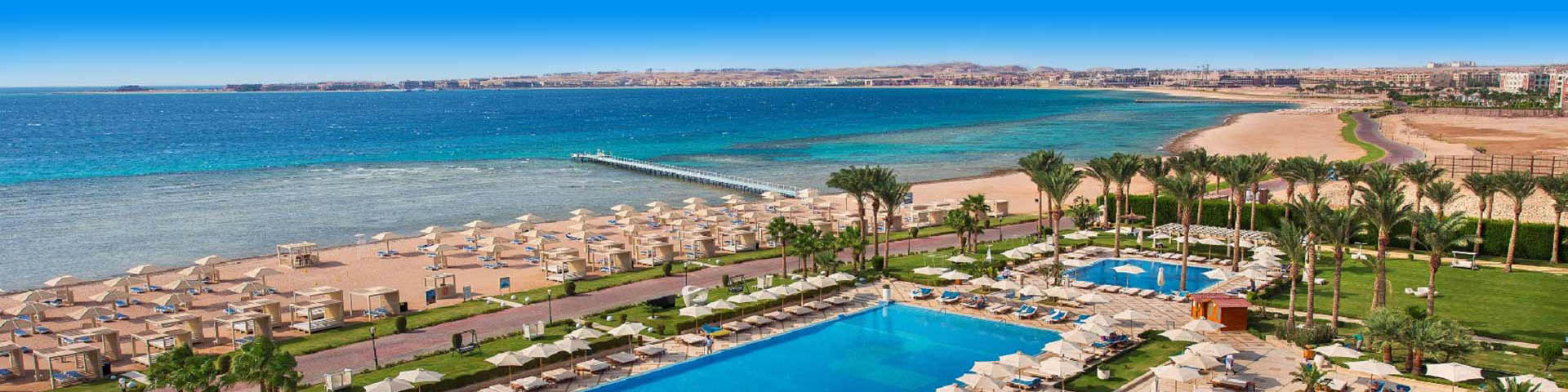 Uitzicht op het zwembad en het strand bij een hotel in Egypte
