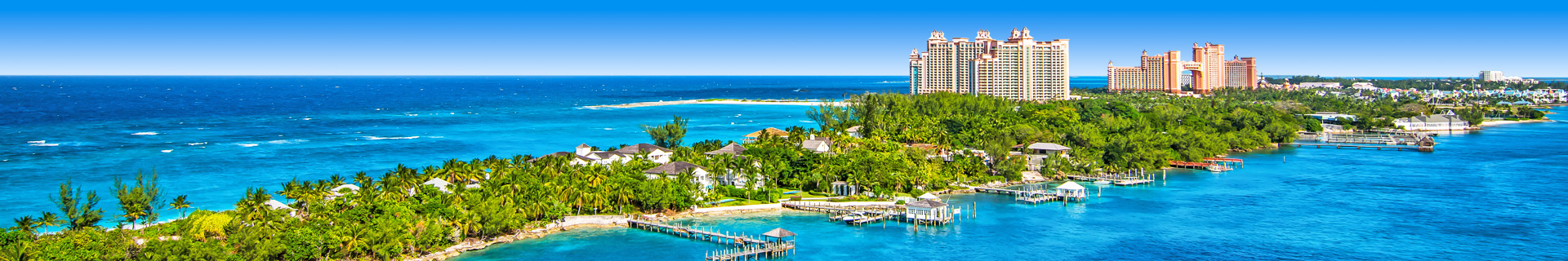 Resort op het witte zandstrand met blauwe zee op de Bahama's