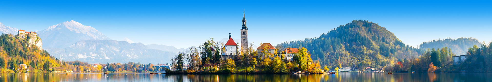 Uitzicht op een meer met een eilandje met een kerkje in Slovenië