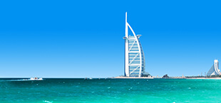 Gebouw en helderblauw water in de Verenigde Arabische Emiraten