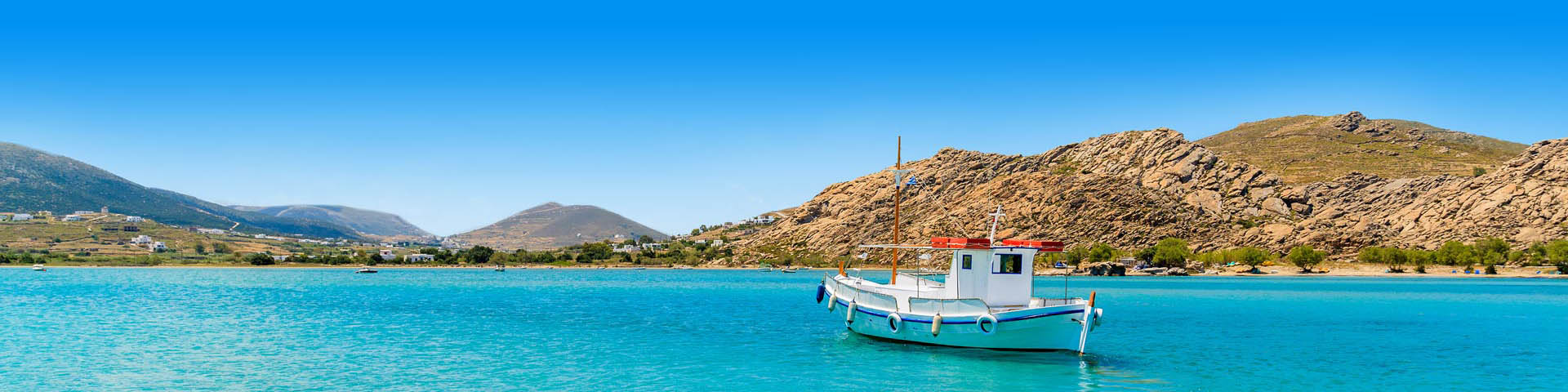 Prachtige Azuurblauwe zee met een bootje in Griekenland. 