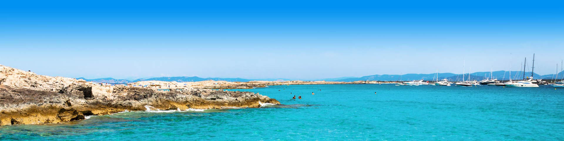 Prachtige Azuurblauwe zee met een bootje in Spanje. 