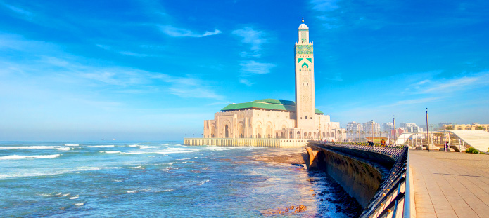 Moskee Hassan II torent boven Atlantische Oceaan in Casablanca, Marokko.