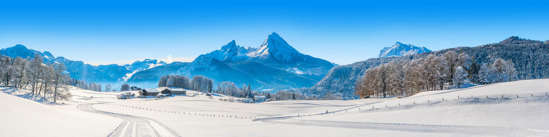 Besneeuwd landschap met heuvels en bergen in Oostenrijk