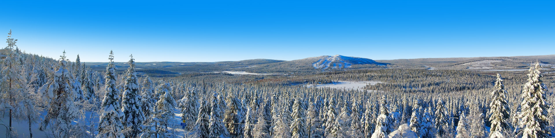 Besneeuwd landschap met bergen in Finland