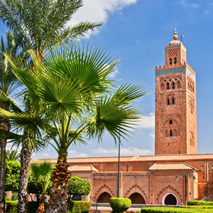 Zicht op een prachtig karakteristieke toren in Marrakech