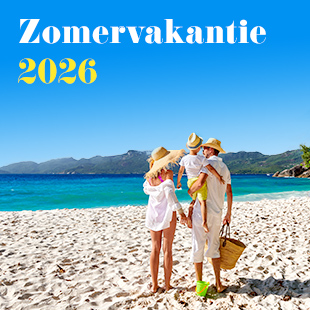 Familie op het strand zomervakantie 2026