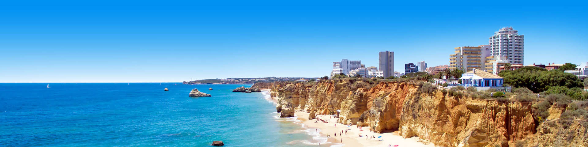Kustlijn met strand en zee in de Algarve, Portugal