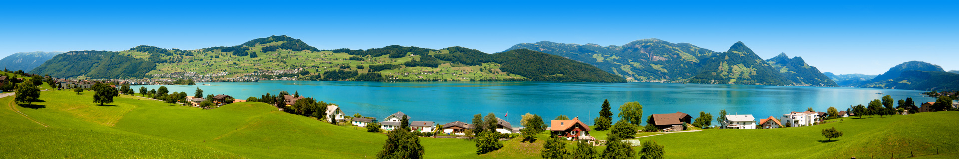 Uitzicht op een prachtig meer in Zwitserland