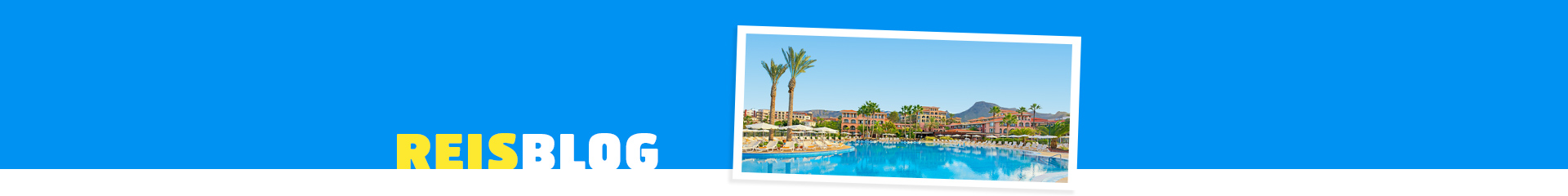 Uitzicht op het blauwe zwembad bij een hotel op de Canarische Eilanden