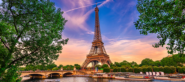 Eiffeltoren bij zonsondergang met prachtige lucht