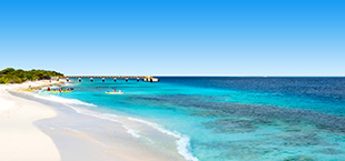 De azuurblauwe zee aan het strand van Bonaire