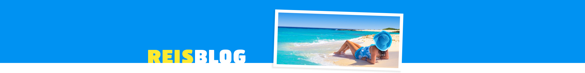Vrouw ligt op het witte strand, uitkijkend naar de prachtige azuurblauwe zee.